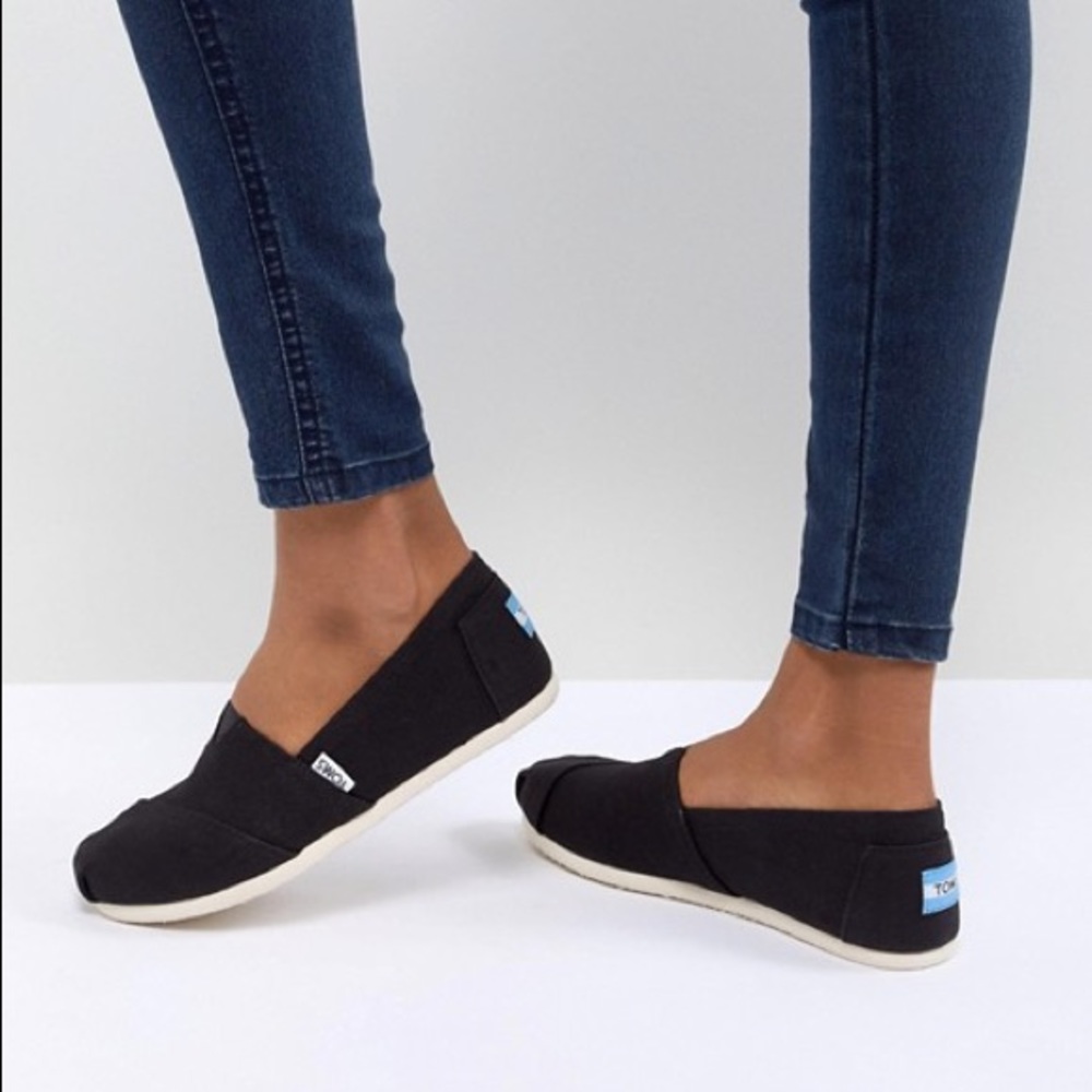 TOMS black w/white bottoms